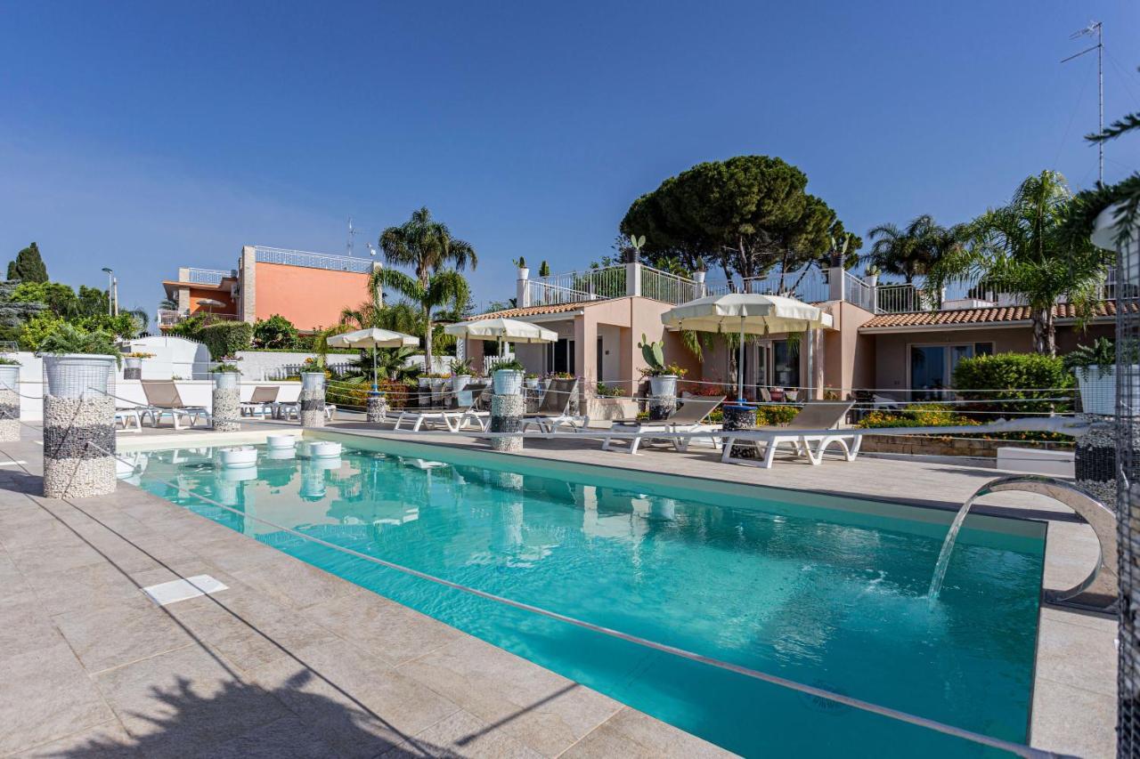 Small Luxury Apartments Pool And Sea View - Stella Del Mare 폰타네비안체 외부 사진