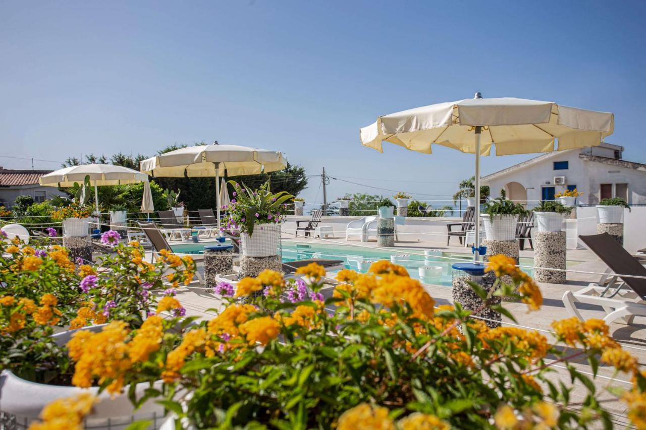 Small Luxury Apartments Pool And Sea View - Stella Del Mare 폰타네비안체 외부 사진