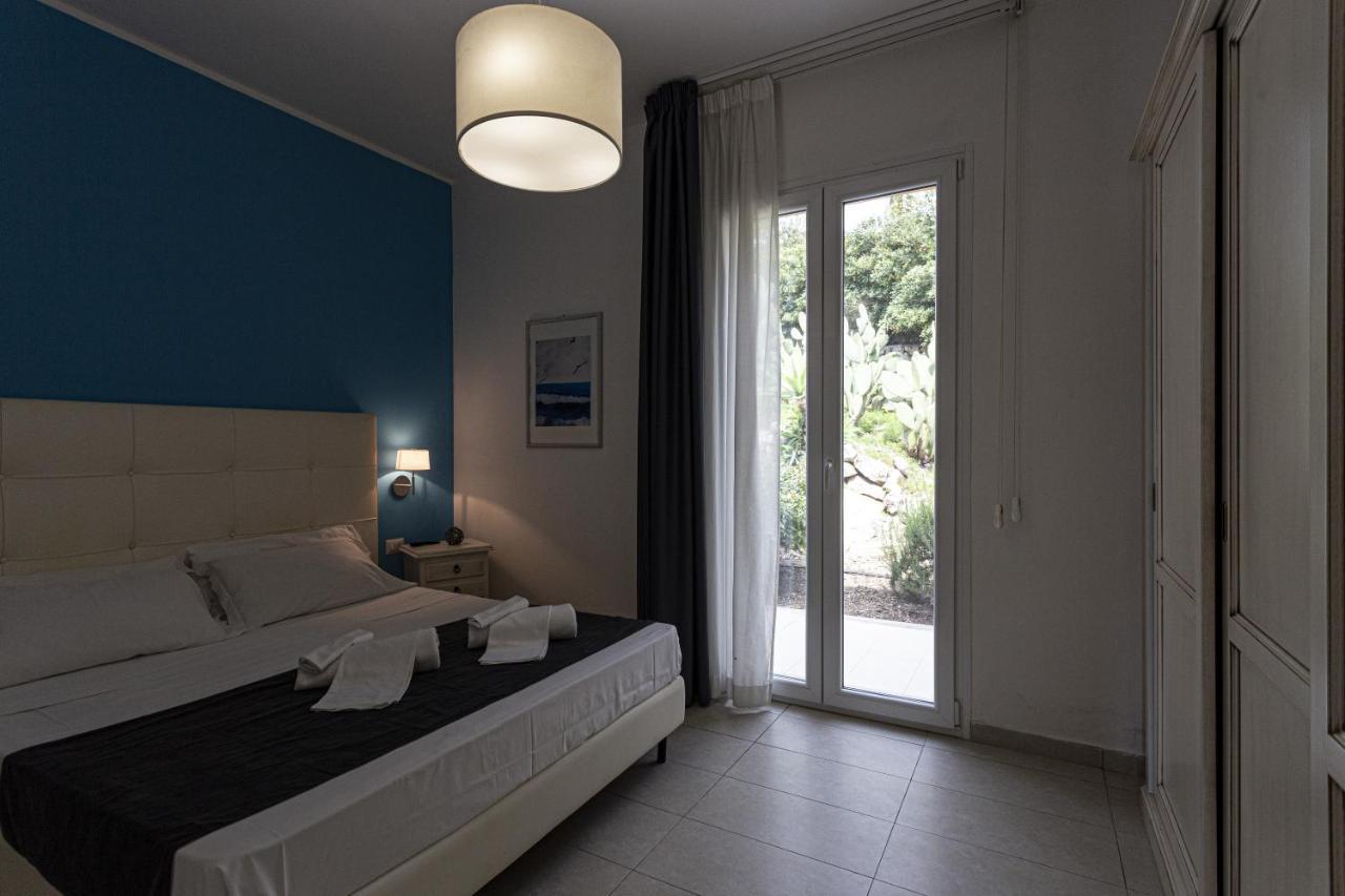 Small Luxury Apartments Pool And Sea View - Stella Del Mare 폰타네비안체 외부 사진