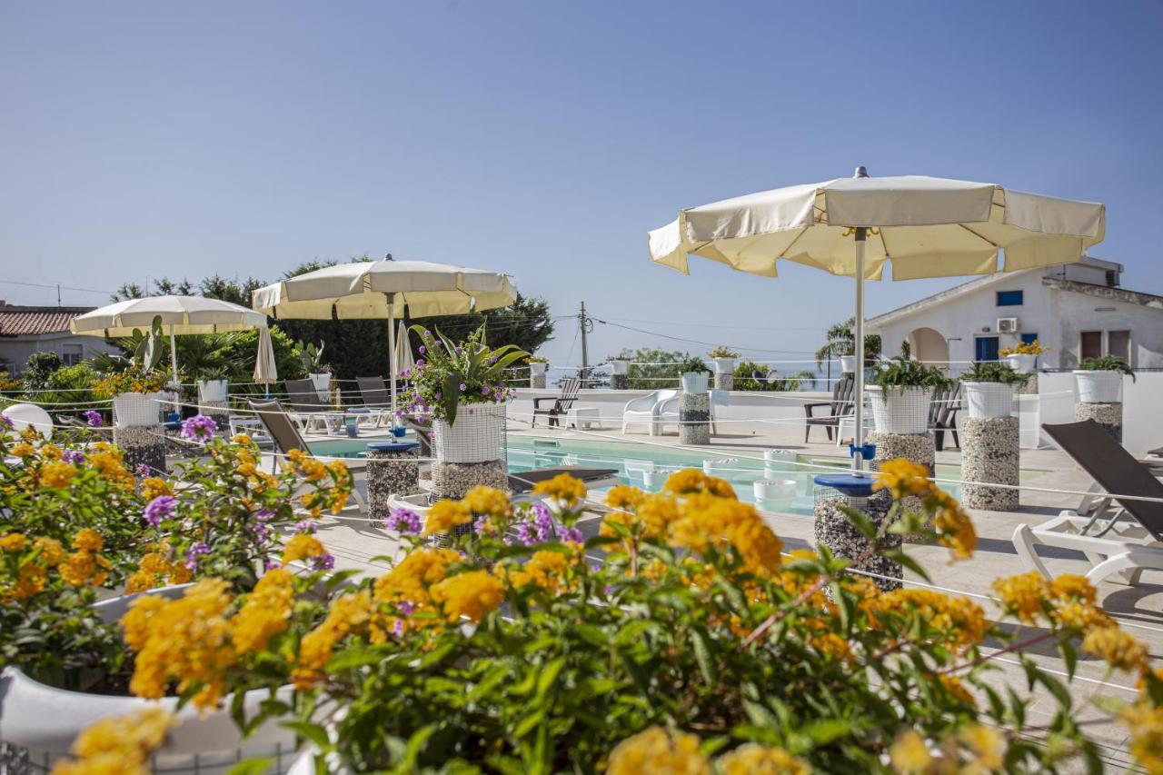 Small Luxury Apartments Pool And Sea View - Stella Del Mare 폰타네비안체 외부 사진