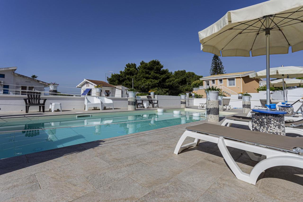 Small Luxury Apartments Pool And Sea View - Stella Del Mare 폰타네비안체 외부 사진